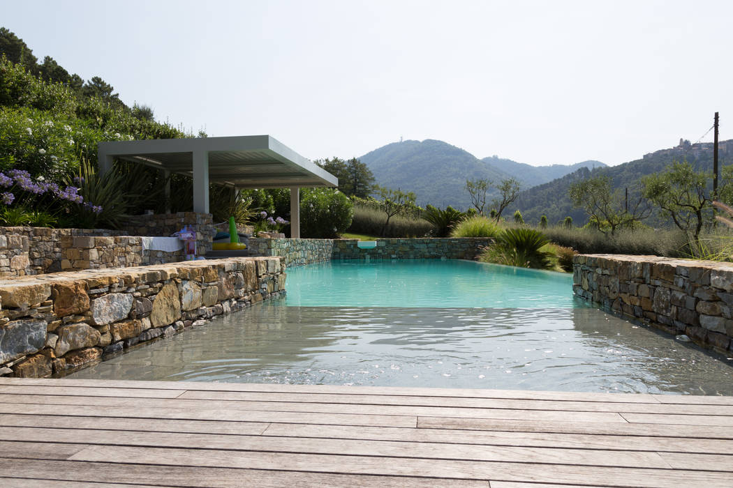 Un giardino scolpito per una proprietà privata, Giuseppe Lunardini Architetto del Paesaggio Giuseppe Lunardini Architetto del Paesaggio Piscinas de estilo mediterráneo