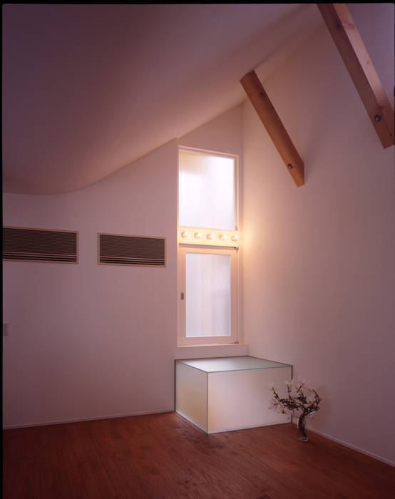 リビングの一角に作り付けガラスサイドテーブル ガラステーブルの 下は階段室 Guen Bertheau Suzuki Co Ltd モダンデザインの 多目的室 Homify