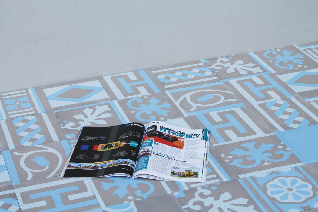 Patchwork cementine - grigio&azzurro Romano pavimenti Pareti & Pavimenti in stile moderno Piastrelle Pubblicazione,Font,Pneumatico automobilistico,Rettangolo,Blu elettrico,Pubblicità,Modello,Veicolo a motore,Esterno automobilistico,Manifesto