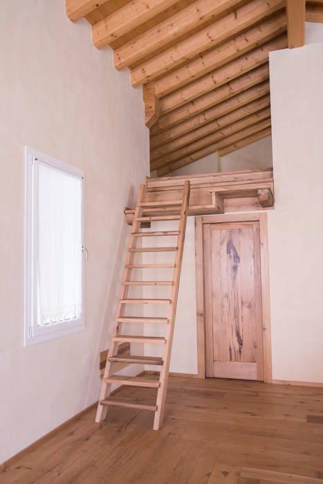 Villa Rustica: L’ultimo progetto RI-NOVO che ti fa innamorare , RI-NOVO RI-NOVO Corredores, halls e escadas rústicos Madeira Acabamento em madeira