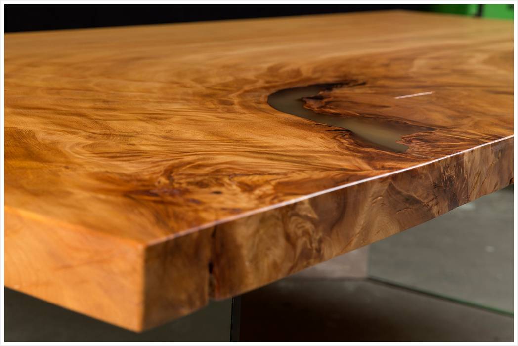 Großer naturmarkanter Tisch an einem Stück, Möbelkreationen Beaupoil Möbelkreationen Beaupoil Ausgefallene Esszimmer Tische
