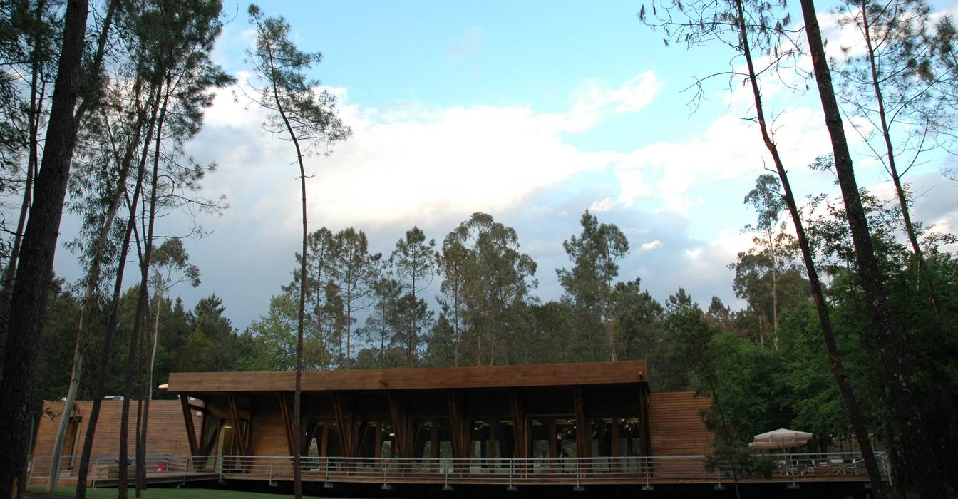 Salão, Alto Rabagão, NORMA | Nova Arquitectura em Madeira (New Architecture in Wood) NORMA | Nova Arquitectura em Madeira (New Architecture in Wood) 商业空间 實木 Multicolored 活動場地