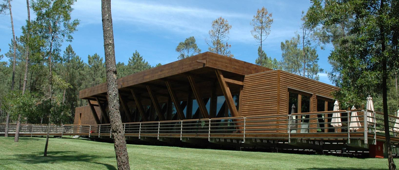 Salão, Alto Rabagão, NORMA | Nova Arquitectura em Madeira (New Architecture in Wood) NORMA | Nova Arquitectura em Madeira (New Architecture in Wood) مساحات تجارية خشب متين Multicolored صالة مناسبات