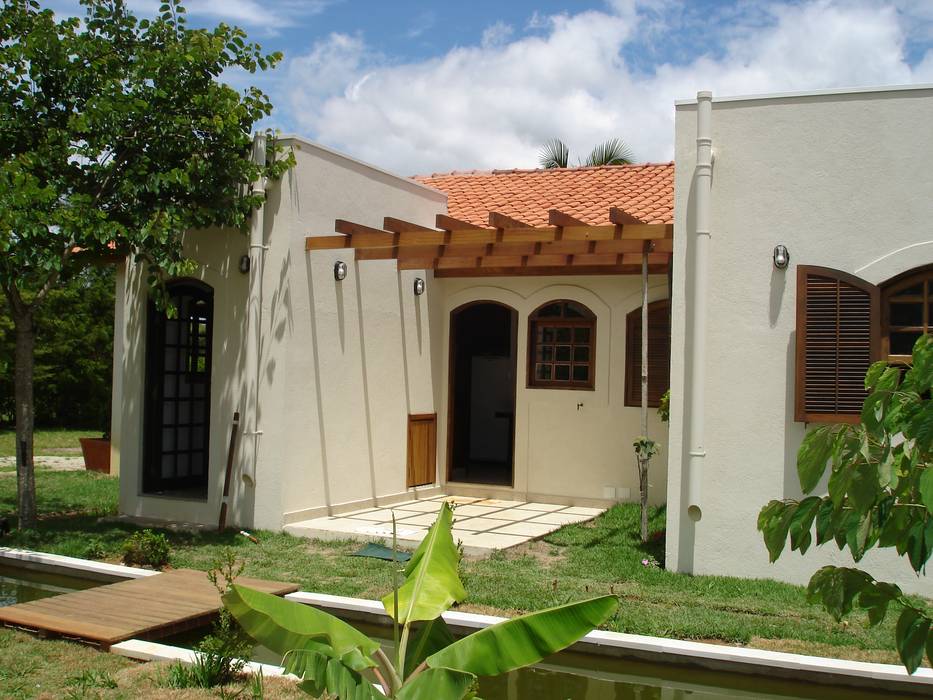 Pátio - acesso cozinha homify Casas coloniais