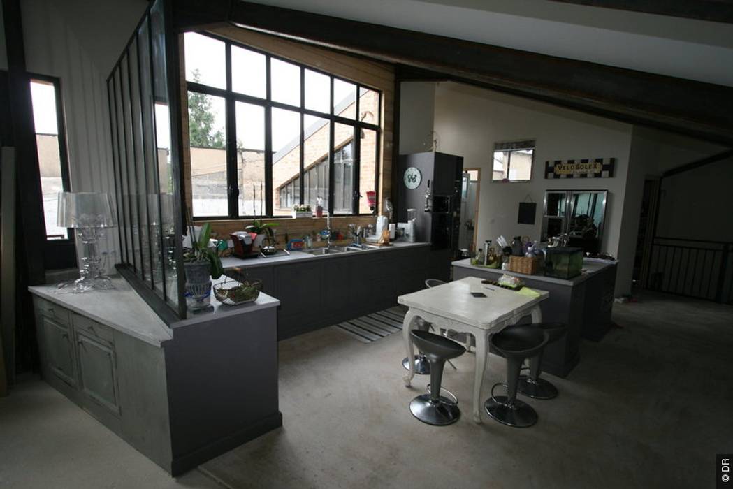 Kitchen with windows Frédéric TABARY ห้องครัว โลหะ เคาน์เตอร์ครัว