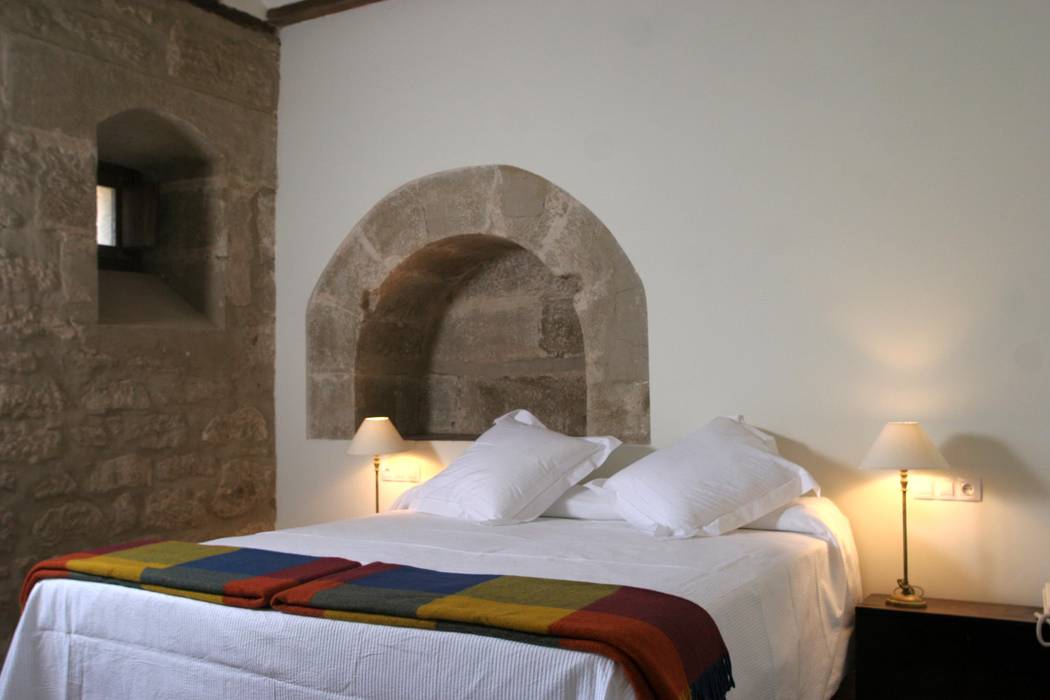 Hotel en casa palaciega del siglo XVIII. Dormitorio Ignacio Quemada Arquitectos Dormitorios clásicos Piedra