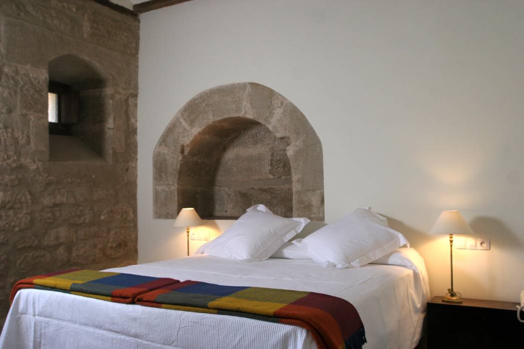 Hotel at a Baroque XVIII Century House. Bedroom Ignacio Quemada Arquitectos 클래식스타일 침실 돌