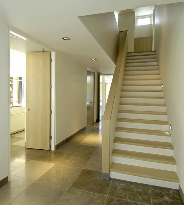 Luxe villa in Velp, Van Hoogevest Architecten Van Hoogevest Architecten Modern corridor, hallway & stairs