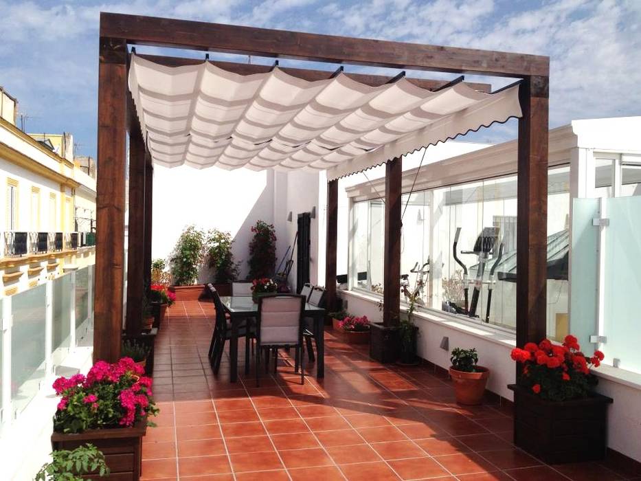 Gimnasio de Cristal Lumon y techo movible de cristal, Terraza con pergola de madera en casa del centro de Cadiz, Architect Hugo Castro - HC Estudio Arquitectura y Decoración Architect Hugo Castro - HC Estudio Arquitectura y Decoración ระเบียง, นอกชาน