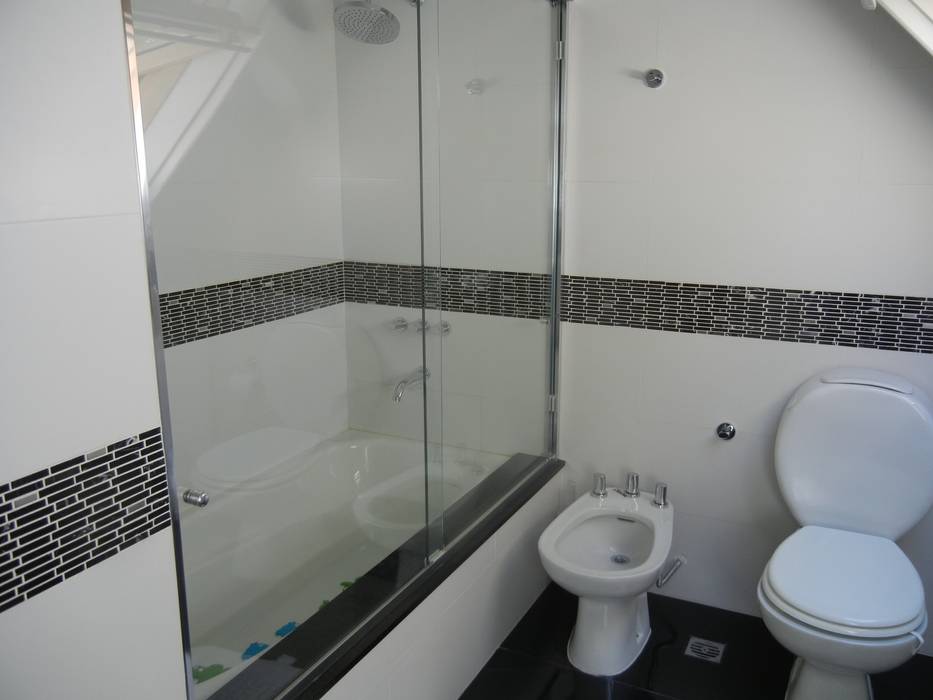 CASA EN LA HORQUETA, Fainzilber Arqts. Fainzilber Arqts. Modern bathroom Bathtubs & showers