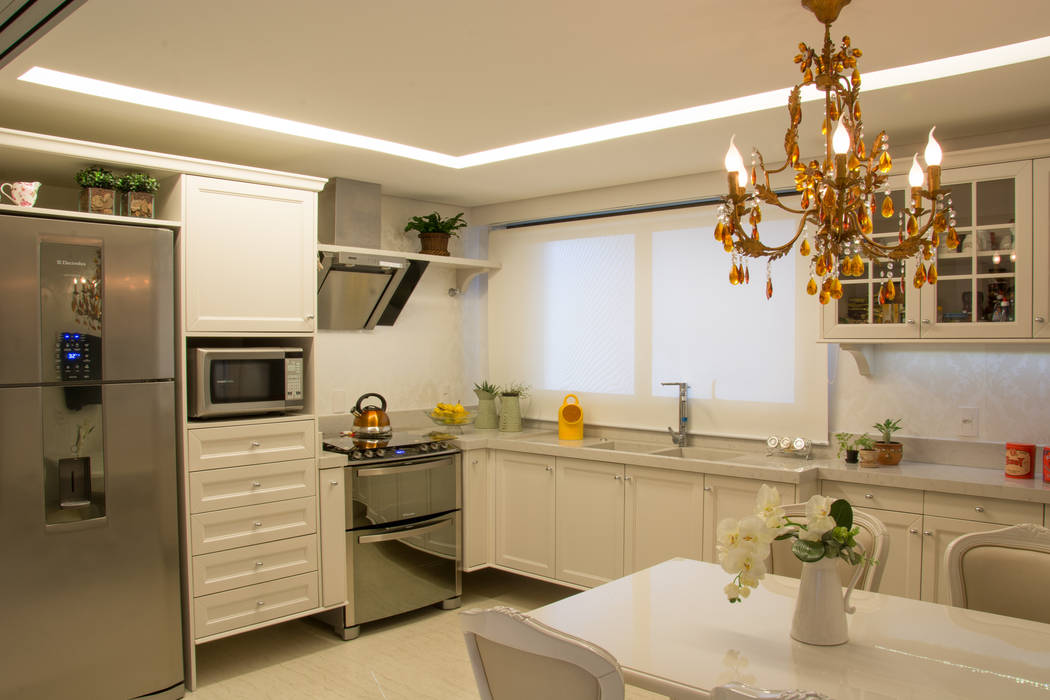 cobertura elegante e colorida, Michele Moncks Arquitetura Michele Moncks Arquitetura Classic style kitchen