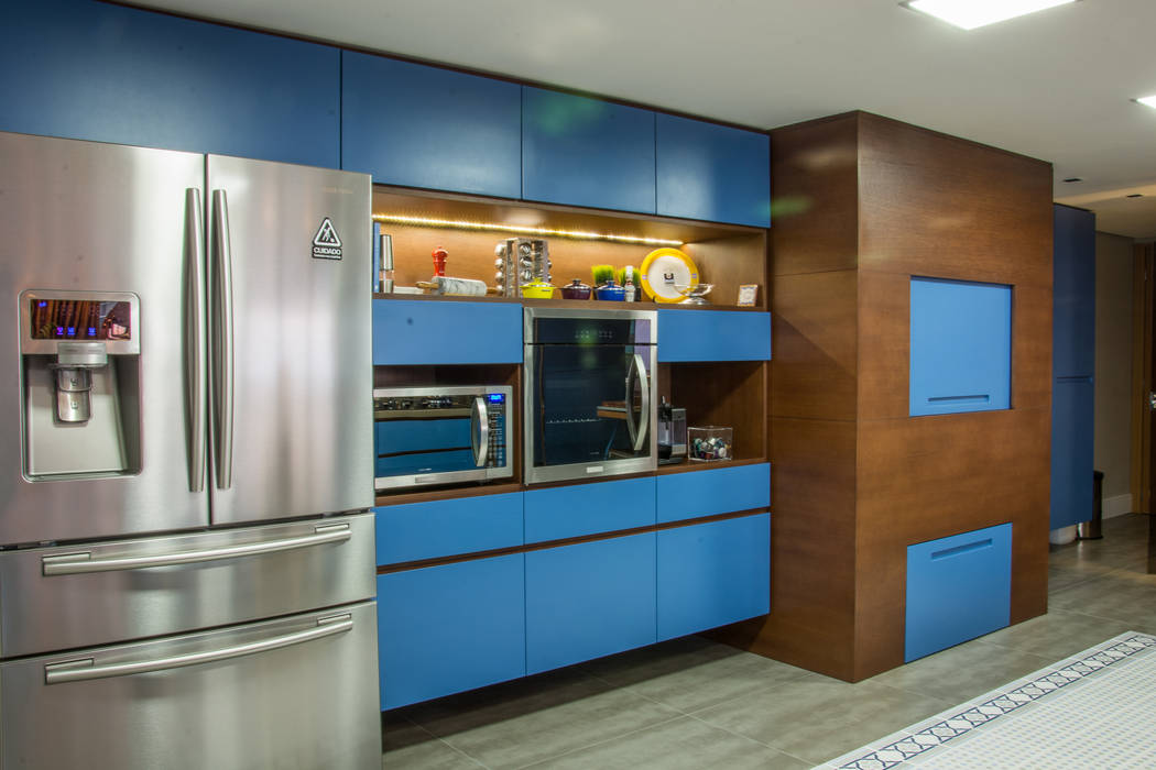 cobertura elegante e colorida, Michele Moncks Arquitetura Michele Moncks Arquitetura Modern style kitchen