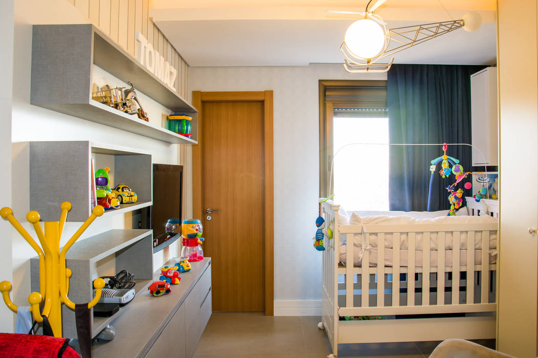 apartamento em tons de cinza e preto, Michele Moncks Arquitetura Michele Moncks Arquitetura Nursery/kid’s room