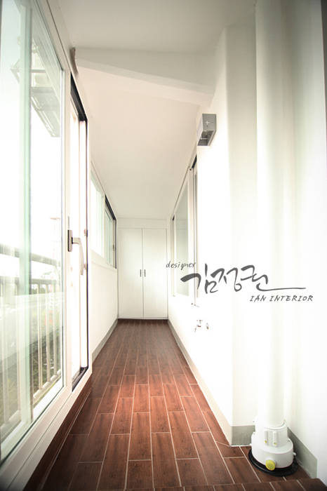 갈마 아파트 , 김정권디자이너 김정권디자이너 Moderner Balkon, Veranda & Terrasse Holz Holznachbildung