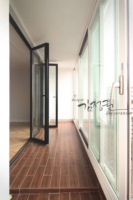 갈마 아파트 , 김정권디자이너 김정권디자이너 Modern Balkon, Veranda & Teras Metal