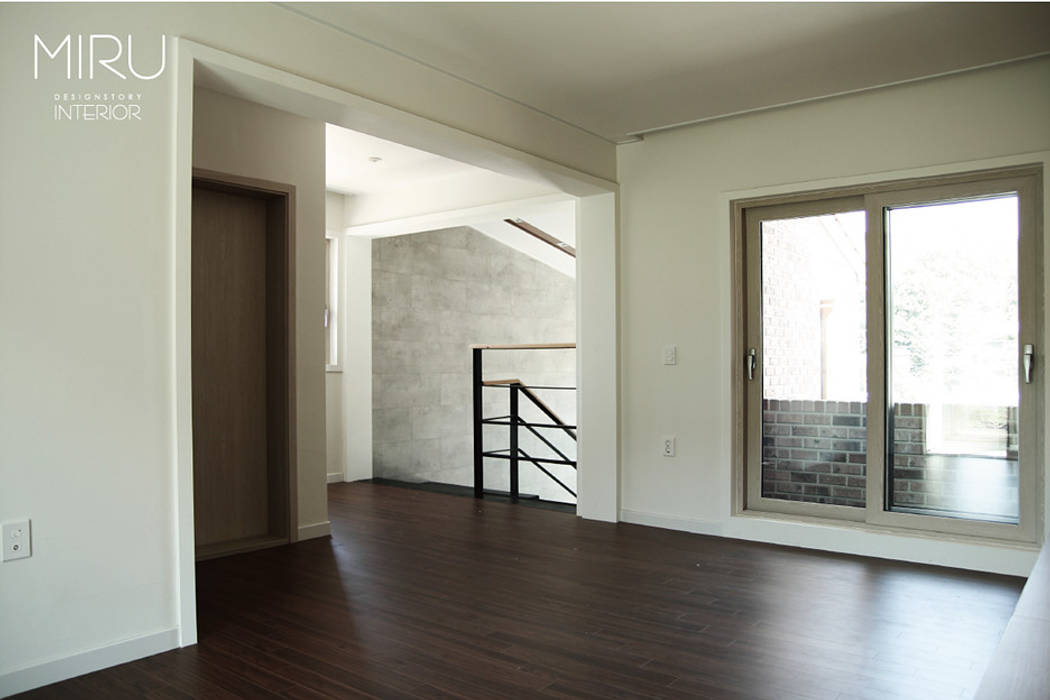 모던한 단독주택 인테리어-3층 계단&거실, 미루디자인 미루디자인 Modern Corridor, Hallway and Staircase