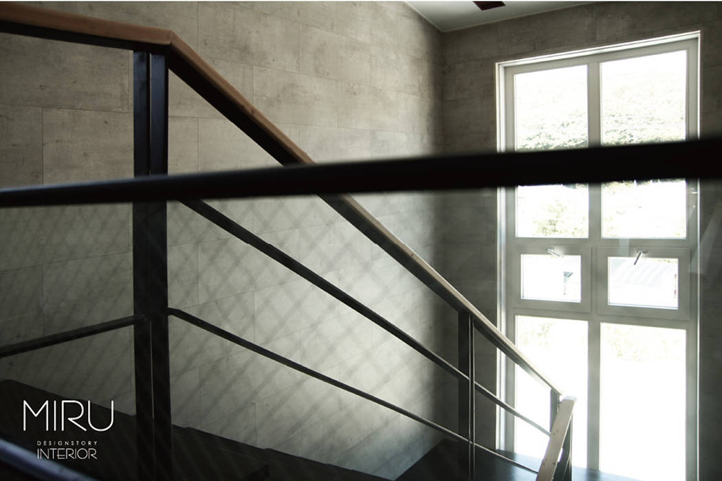모던한 단독주택 인테리어-3층 계단&거실, 미루디자인 미루디자인 Modern Corridor, Hallway and Staircase