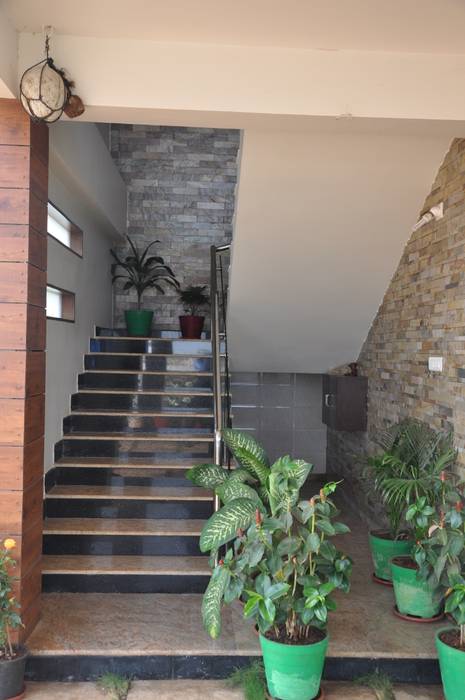 Dr.Z.S.'s Residential House, DESIGNER GALAXY DESIGNER GALAXY Modern corridor, hallway & stairs