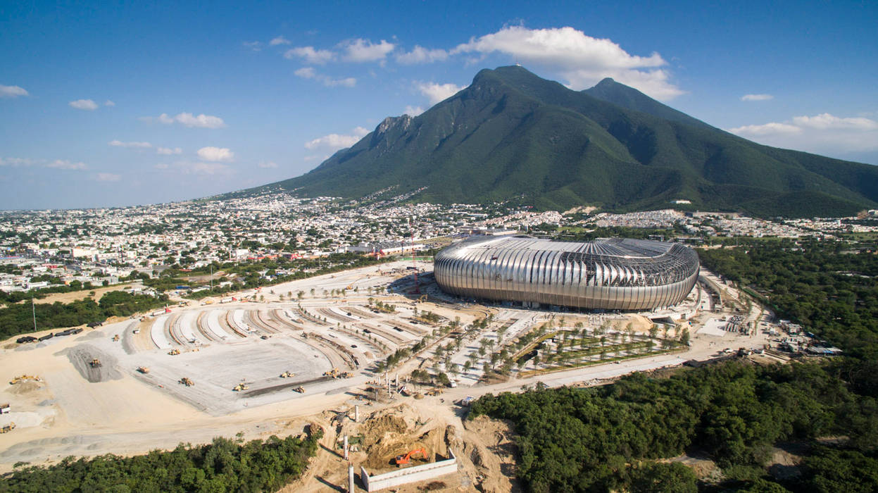 Al pie del Cerro de la Silla HARARI LANDSCAPE Espacios comerciales Estadios