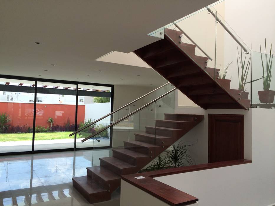 Casa P 29, Ambás Arquitectos Ambás Arquitectos Modern Corridor, Hallway and Staircase