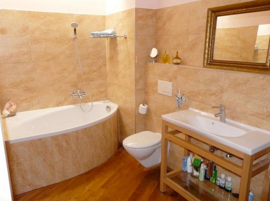 FACHALETAS DECORATIVAS DE POLIURETANO EN BAÑOS homify Baños clásicos