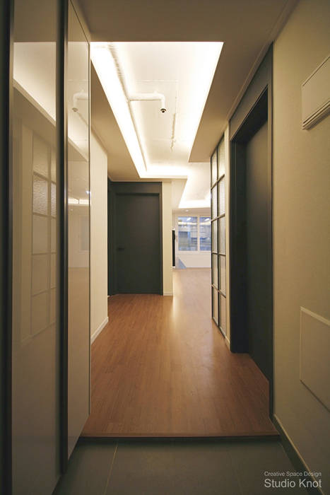 homify Modern Corridor, Hallway and Staircase