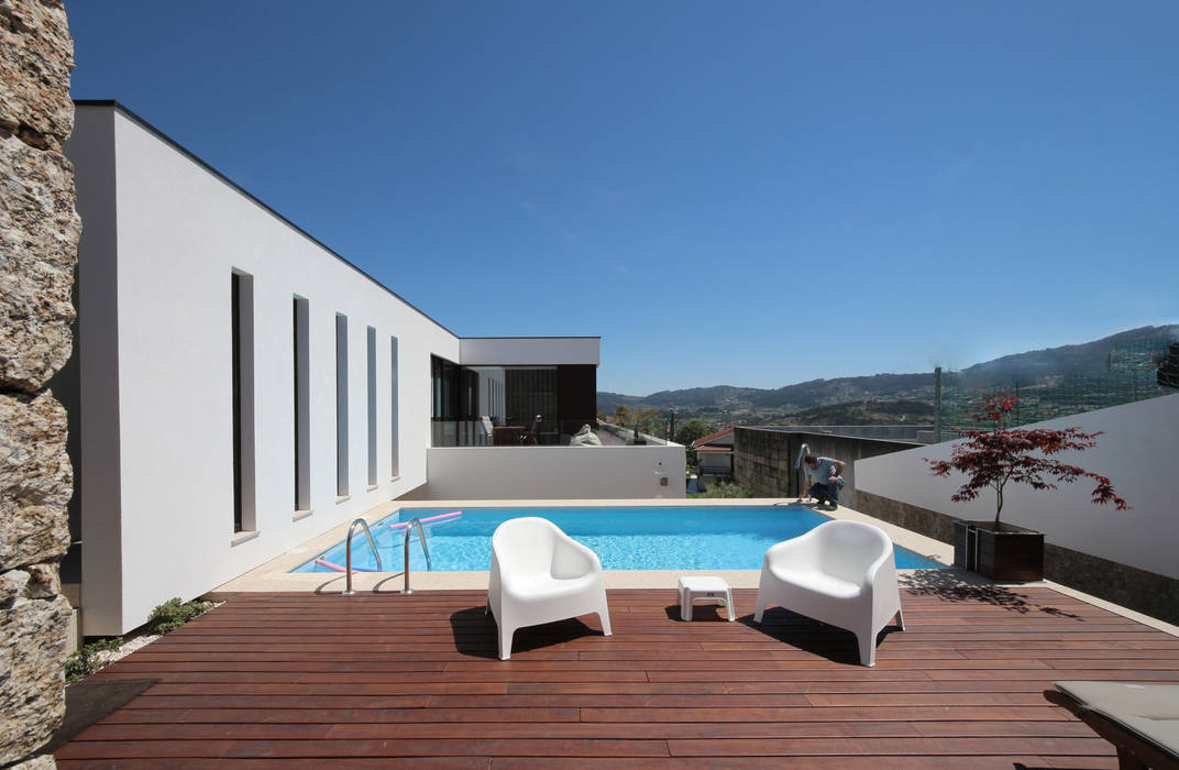 Casa em Guimarães, 3H _ Hugo Igrejas Arquitectos, Lda 3H _ Hugo Igrejas Arquitectos, Lda Piscinas minimalistas