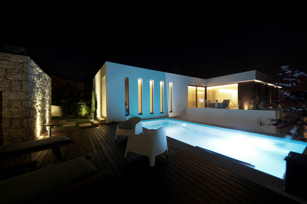 Casa em Guimarães, 3H _ Hugo Igrejas Arquitectos, Lda 3H _ Hugo Igrejas Arquitectos, Lda ミニマルスタイルの プール