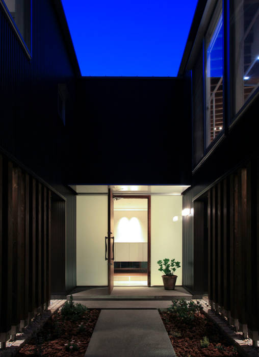 higashino house, 髙岡建築研究室 髙岡建築研究室 モダンスタイルの 玄関&廊下&階段