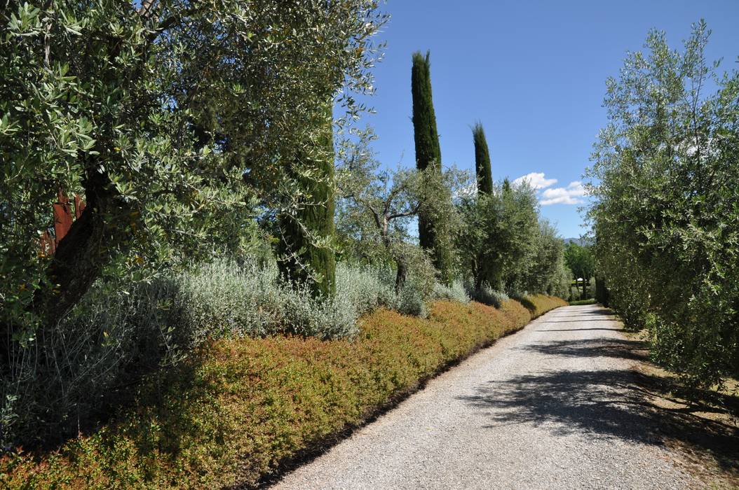 Arte e paesaggio sulle colline toscane, Giuseppe Lunardini Architetto del Paesaggio Giuseppe Lunardini Architetto del Paesaggio Jardines de estilo mediterráneo