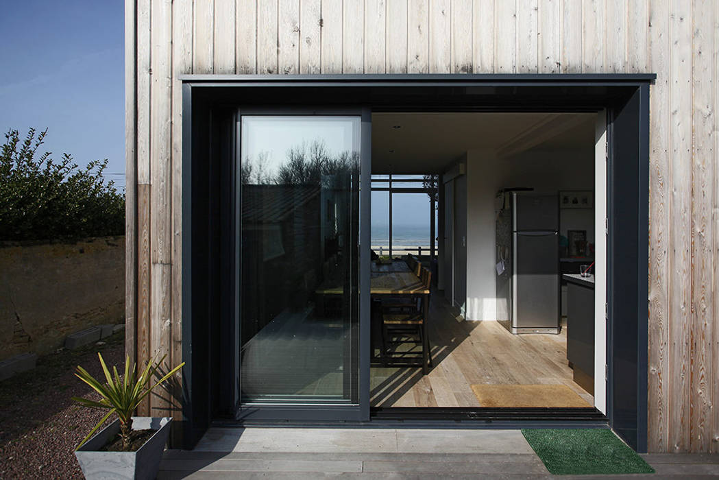 Maison de Vacances Ver/Mer , Natacha Goudchaux Architecte d'interieur Natacha Goudchaux Architecte d'interieur Modern style balcony, porch & terrace