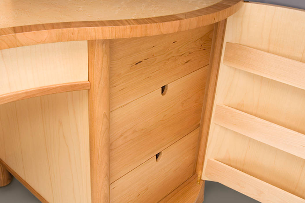 Drawer space behind doors Chris Tribe Furniture Спальня в стиле модерн Дерево Эффект древесины Стол для макияжа