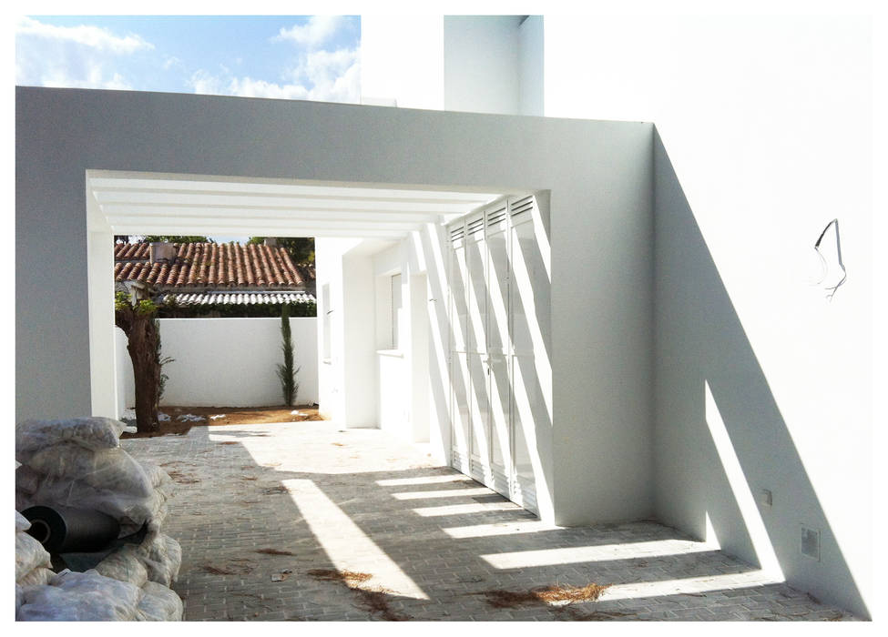 Villa G, TUAN&CO. arquitectura TUAN&CO. arquitectura Garasi Gaya Mediteran