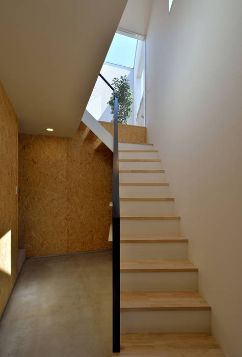 富沢の家, 株式会社ブレッツァ・アーキテクツ 株式会社ブレッツァ・アーキテクツ Minimalist corridor, hallway & stairs