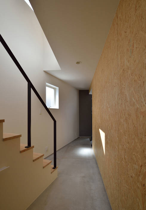 富沢の家, 株式会社ブレッツァ・アーキテクツ 株式会社ブレッツァ・アーキテクツ Minimalist corridor, hallway & stairs