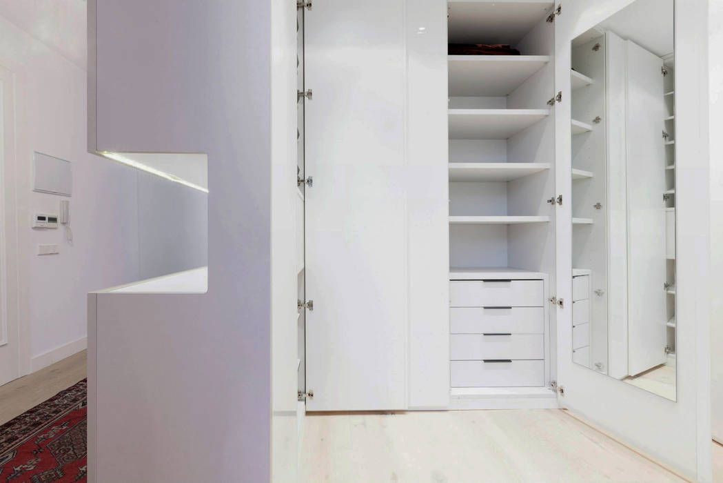 Apartament in Madrid, Simona Garufi Simona Garufi Vestidores de estilo minimalista Accesorio,Puerta,Madera,Estantería,Piso,Propiedad material,Material compuesto,Puerta de casa,Madera dura,Tinte para madera