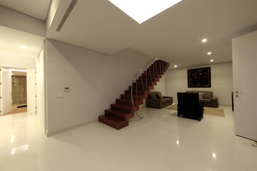 Casa em Carapeços, 3H _ Hugo Igrejas Arquitectos, Lda 3H _ Hugo Igrejas Arquitectos, Lda Minimalist corridor, hallway & stairs