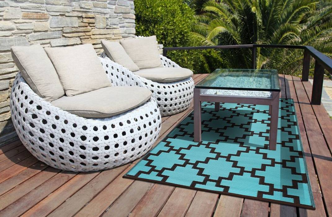 Chestnut Brown and Aqua Sky plastic outdoor rug homify Case moderne Plastica Accessori & Decorazioni