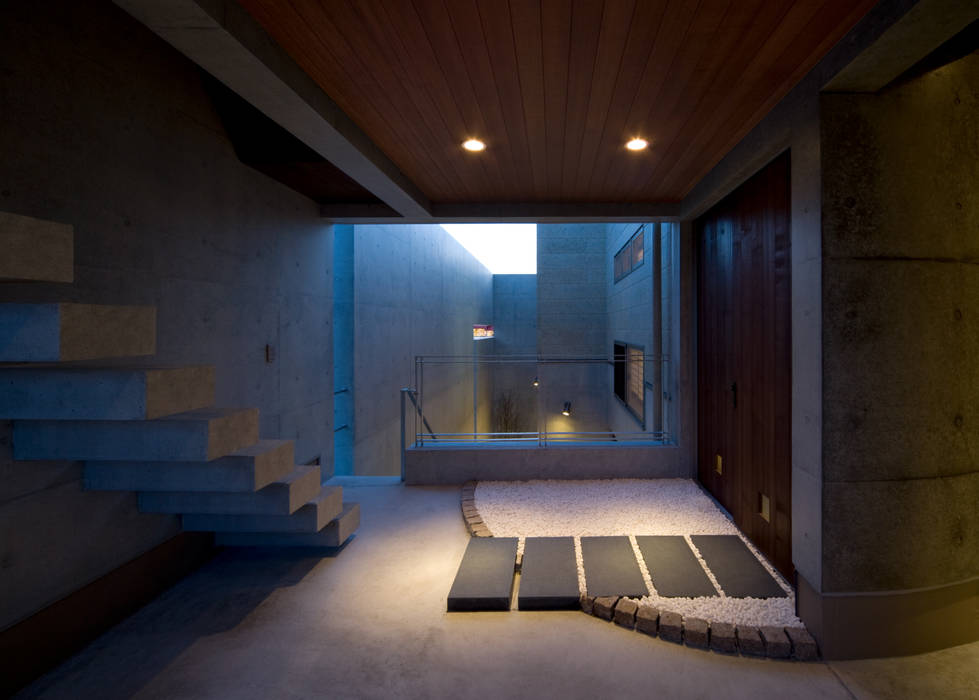 ２階テラス 本田建築設計事務所 モダンスタイルの 玄関&廊下&階段