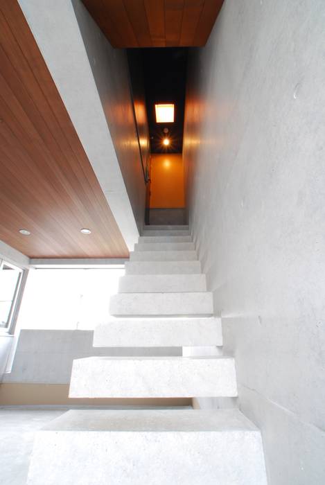 光と遊ぶ家, 本田建築設計事務所 本田建築設計事務所 Modern corridor, hallway & stairs