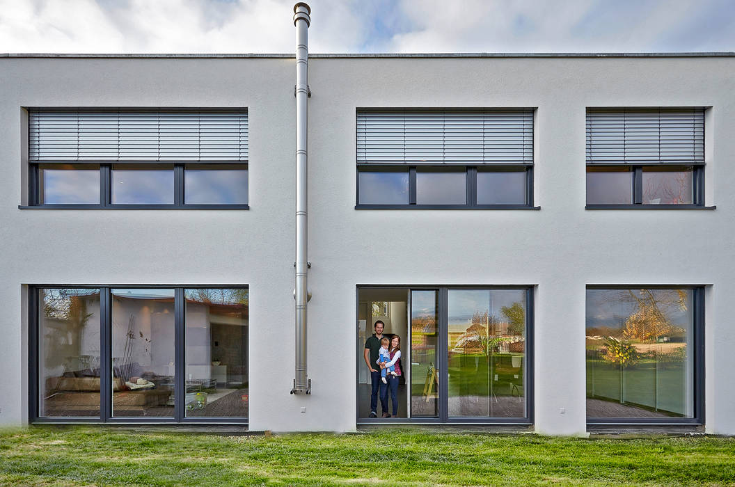 Referenz (Knobloch), hilzinger GmbH - Fenster + Türen hilzinger GmbH - Fenster + Türen Case in stile minimalista