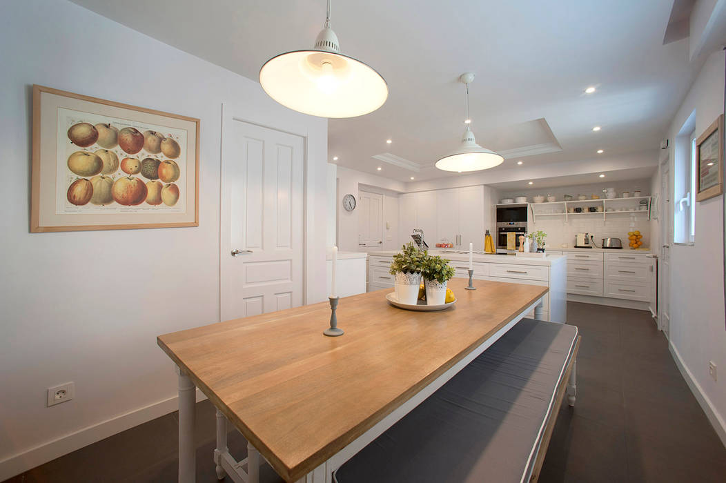Comedor con mesa de madera y banco corrido cocinas de estilo clásico de