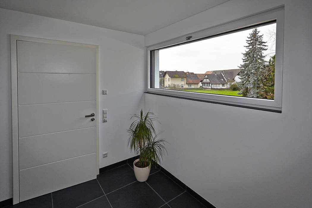 Referenz (Knobloch), hilzinger GmbH - Fenster + Türen hilzinger GmbH - Fenster + Türen Couloir, entrée, escaliers minimalistes