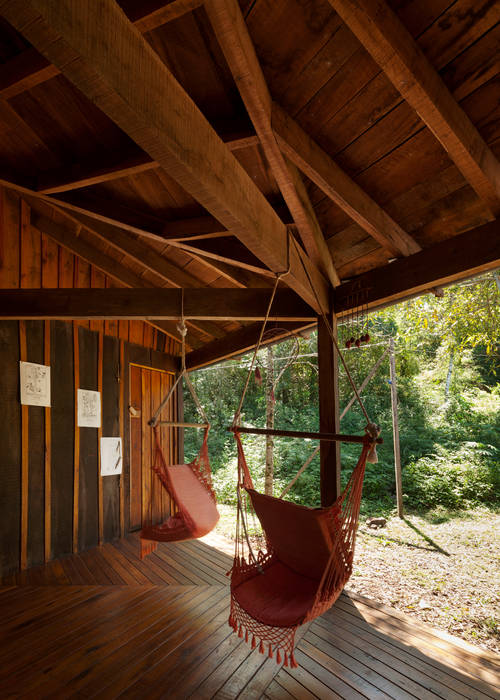 Comuna Yerbas del Paraiso - Misiones, IR arquitectura IR arquitectura Balcon, Veranda & Terrasse ruraux Bois massif Multicolore