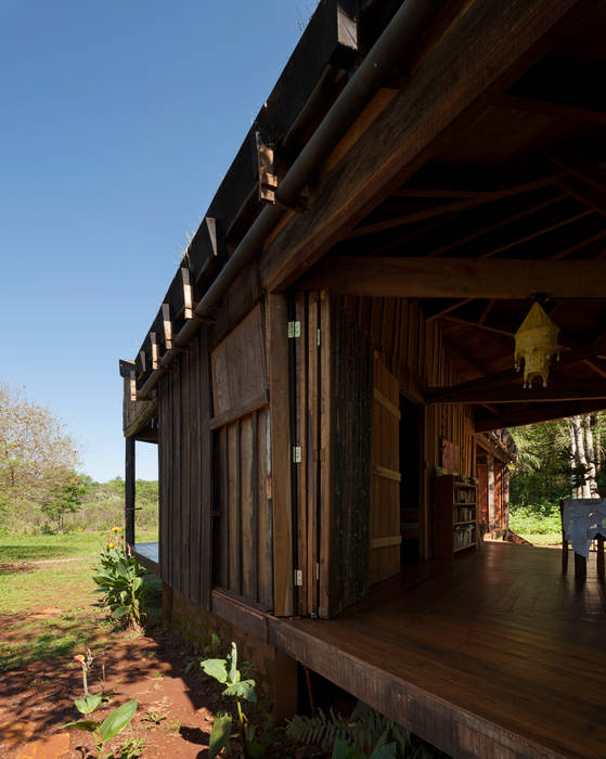 Comuna Yerbas del Paraiso - Misiones, IR arquitectura IR arquitectura Country style dining room Solid Wood Multicolored