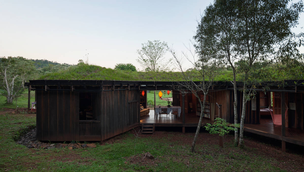 Comuna Yerbas del Paraiso - Misiones, IR arquitectura IR arquitectura Country style dining room Solid Wood Multicolored