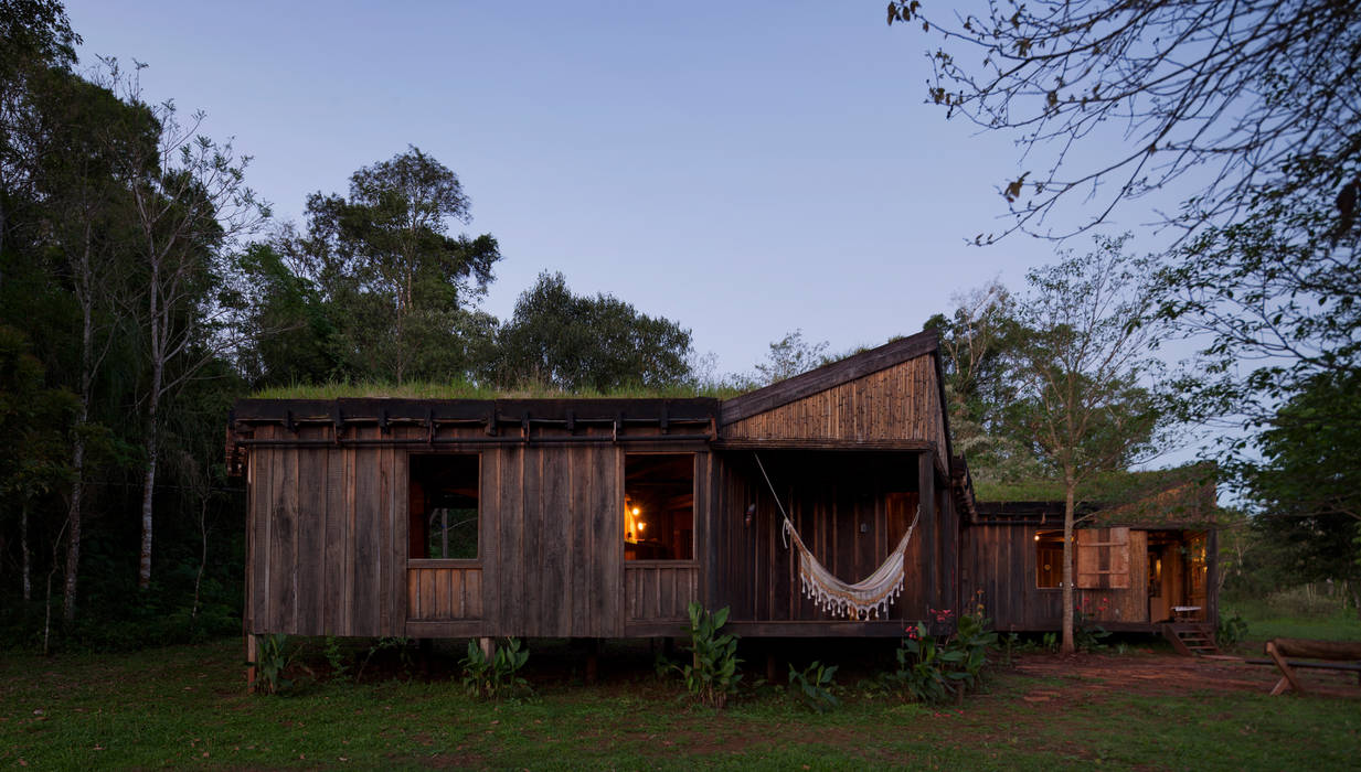 Comuna Yerbas del Paraiso - Misiones, IR arquitectura IR arquitectura Country style balcony, veranda & terrace Solid Wood Multicolored