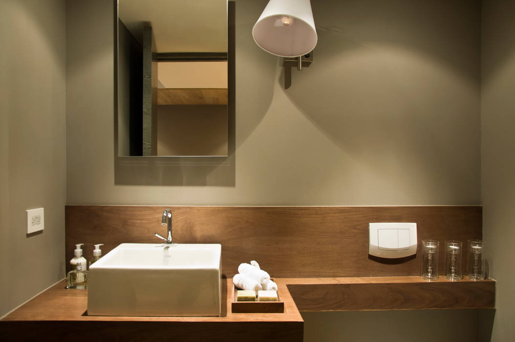 Baño de visitas Basch Arquitectos Baños de estilo escandinavo Madera Acabado en madera Decoración