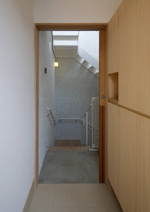西田辺の家・ネコと夫婦の家, 大野アトリエ 大野アトリエ Modern Corridor, Hallway and Staircase
