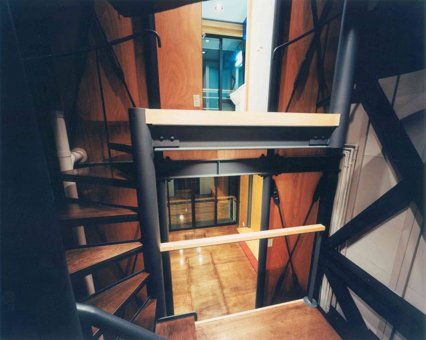 階段室からリビングを見る 有限会社 高橋建築研究所 ミニマルスタイルの 玄関 廊下 階段 金属 黒色 Homify